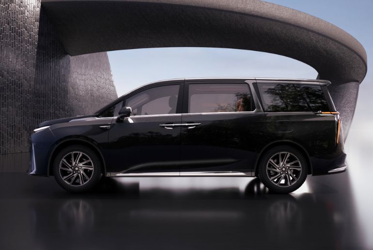 MG Unveils M9 Limousine as Second MG Select Model