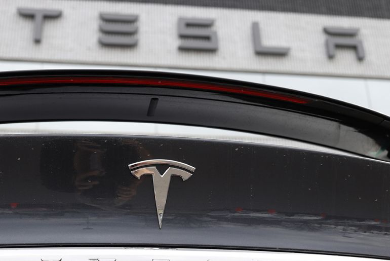 US Launches Federal Probe into Tesla FSD Safety